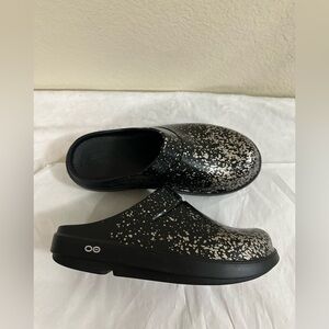 Black and gold Speckled Clog Oofos